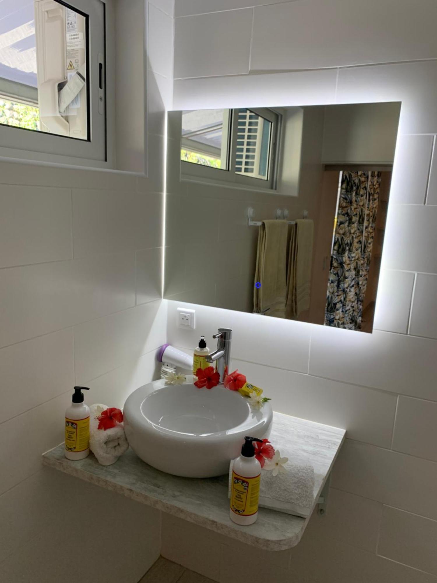 A Tomo Mai Homestay, Close To Airport, Private Bathroom Free Parking And Wifi With High Connection And Breakfast Optional パペーテ エクステリア 写真