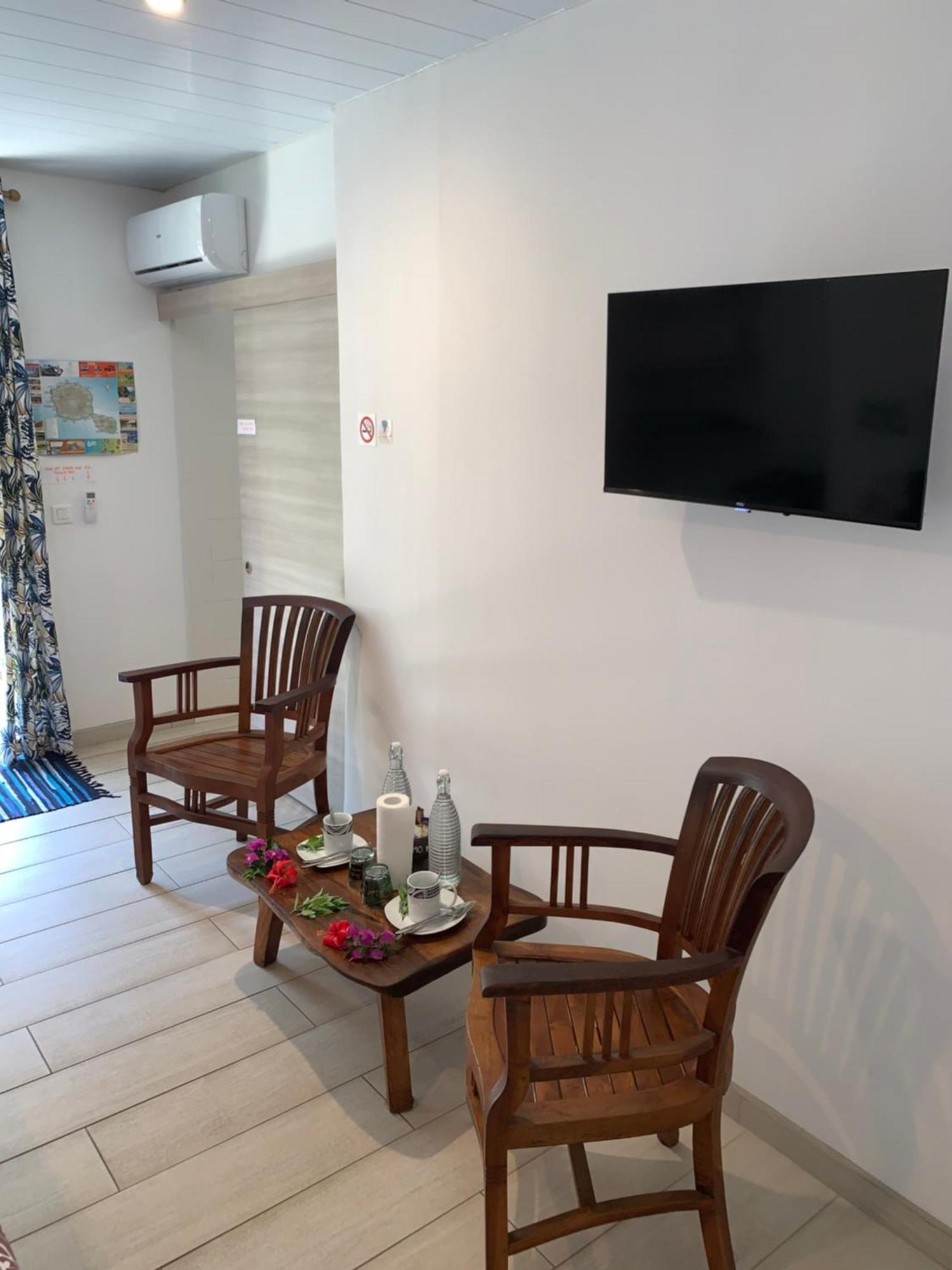 A Tomo Mai Homestay, Close To Airport, Private Bathroom Free Parking And Wifi With High Connection And Breakfast Optional パペーテ エクステリア 写真
